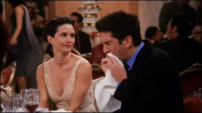 Épisode 11 : ''Celui qui aimait les cheesecakes'' 
Pourquoi Monica nest-elle pas invitée au mariage de sa cousine ?