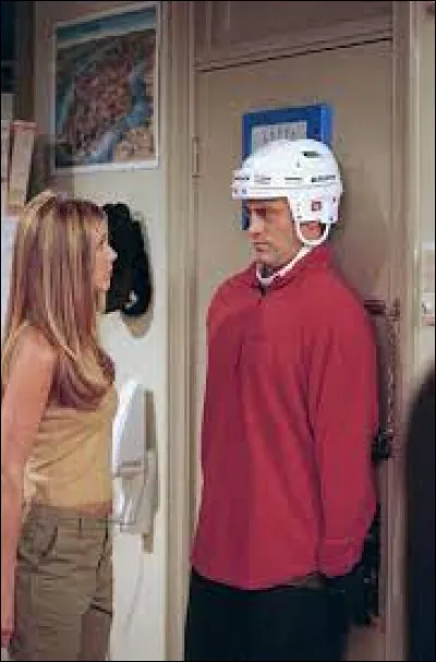 Épisode 2 : ''Celui qui réglait le mariage'' 
Quest-ce que trouve Joey dans la chambre de Rachel en y allant faire une petite sieste ?