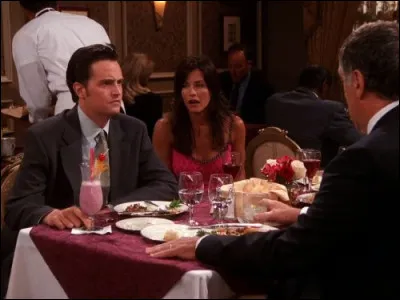 Épisode 2 : ''Celui qui réglait le mariage'' 
Dans quoi est passé largent qui devait servir au mariage de Monica ?