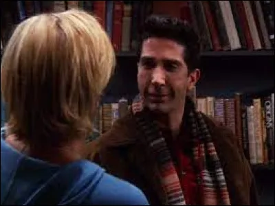 Épisode 7 : ''Celui qui avait un livre à la bibliothèque'' 
Que découvre Ross sur la bibliothèque de luniversité ?