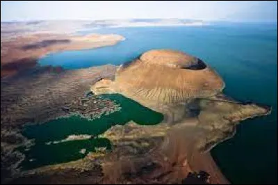 Dans le nord du pays se situe la vallée du grand rift, débouchant sur le lac Turkana et ses formations volcaniques :