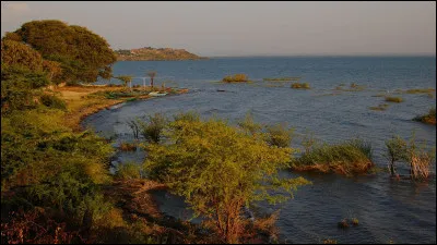 Les trois pays se partagent les eaux d'un grand lac :