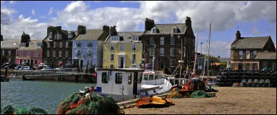 Arbroath, ville c&ocirc;ti&egrave;re de 23 000 habitants, se trouve en ...