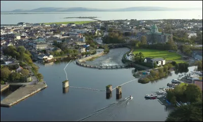 Galway, ville de 80 000 habitants, situ&eacute;e &agrave; l'embouchure de la rivi&egrave;re Corrib, se trouve en ...