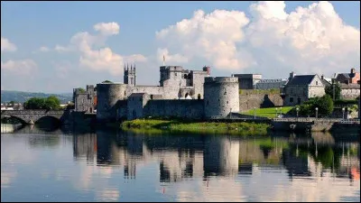 Limerick, ville de 95 000 habitants, se trouve en ...