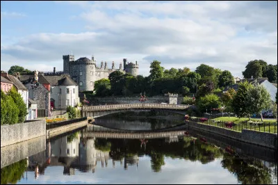 Kilkenny, ville de 26 000 habitants, travers&eacute;e par la rivi&egrave;re Nore, se trouve en ...