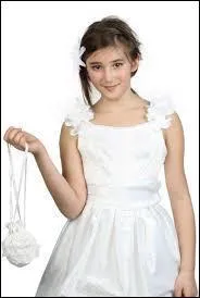 Une jeune fille nave et niaise est ... .