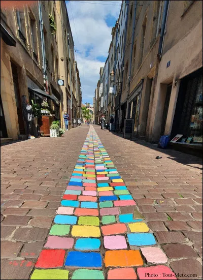Paul Verlaine, Ambroise Thomas et Jean-François Pilâtre de Rozier y sont nés :