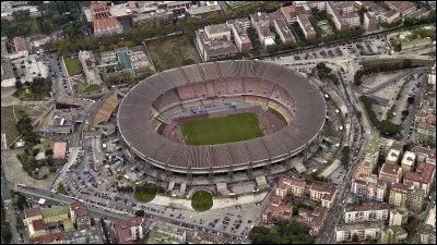 Sport : Quel nom de sportif le stade de Naples porte-t-il ?