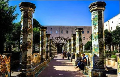 Insolite : Laquelle de ces anecdotes sur la ville de Naples est inexacte ?