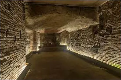 Ville : Combien de kilomètres font les galeries de la Naples souterraine ?