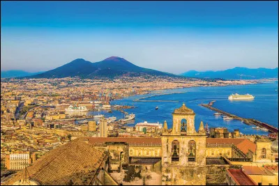 Nature : Comment s'appelle le volcan qui se trouve à Naples ?