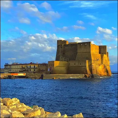 Lieu d'exception : Comment s'appelle ce château de Naples ?