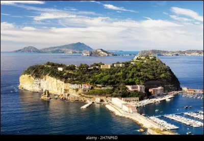 Ville : Comment s'appelle l'île qui se situe en face de Naples ?