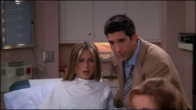 Épisode 3 : ''Celui qui découvrait sa paternité''
Contre quoi Ross s'insurge-t-il quand il apprend sa paternité ?