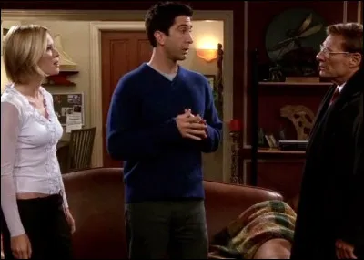 Épisode 8 : ''Celui qui engageait une strip-teaseuse'' 
Comment sappelle cette jeune femme qui va apprendre par le père de Rachel, la future paternité de Ross ?