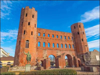 Lieu d'exception : Comment s'appelle cette porte qui se trouve &agrave; Turin ?