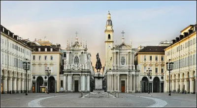Ville : Comment est surnomm&eacute;e la piazza San Carlo ?
