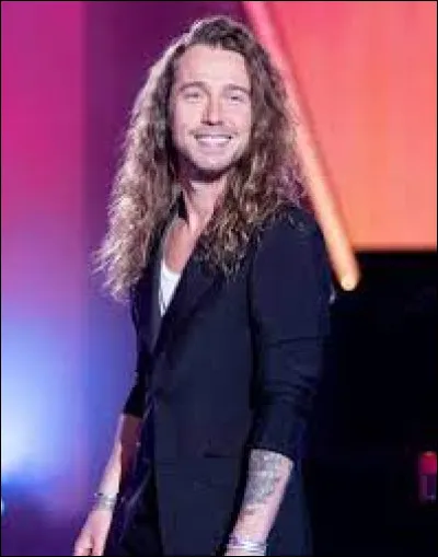 Comment s'appelle ce chanteur français ?