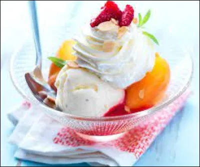 Quels fruits se trouve dans ce dessert glacé nommé "Melba" ?