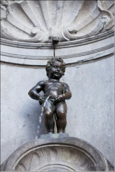 Quelle est cette statue en M, une fontaine en bronze de 55 cm qui représente un petit garçon qui urine, célébrité du centre de Bruxelles ?
