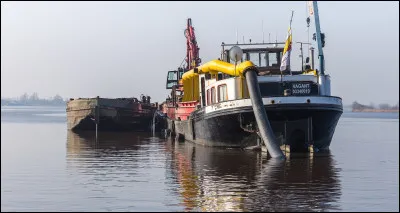 Quel est ce type de bateau, un chaland destiné à recevoir les vases et les sables extraits par dragage ?
