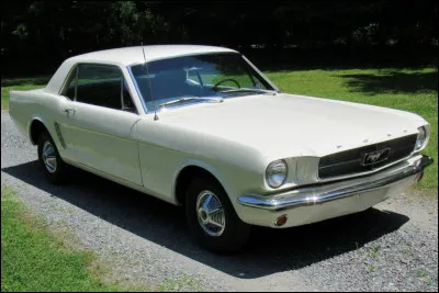 Quel est ce modèle d'automobile en M, un mythe produit par Ford depuis 1964 avec son propre logo spécifique ?