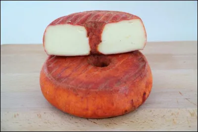 Quel est ce fromage en M d'Auvergne, élaboré au lait de vache, de forme cylindrique avec un trou central ?