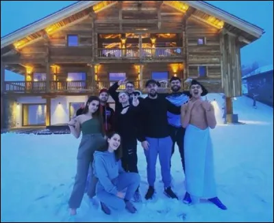 Qui s'est rasé le crâne et la barbe en 2023 ?