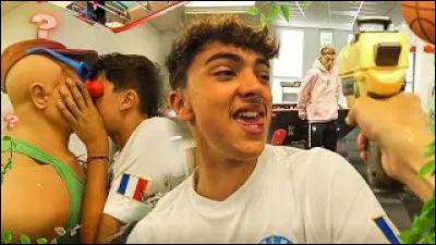 Pourquoi ce youtubeur s'est-il rasé le crâne ?