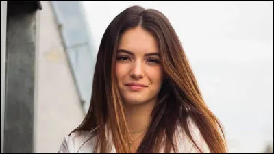 Complète la phrase : 
''... a rencontré ... à ... ... ... ...''.