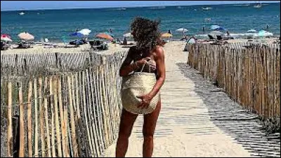 Quel coin du Sud de la France est réputé pour son camping ainsi que sa plage nudiste ?