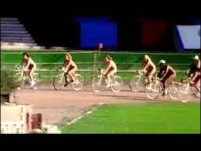 Dans quel clip vidéo du groupe Queen voit-on une course cycliste de femmes nues ?