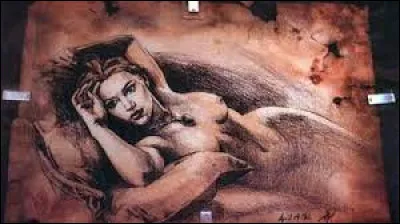 Quelle actrice prend la pause nue sur un canapé dans le célèbre film "Titanic" ?