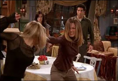 Épisode 8 : Celui qui ne savait pas mentir 
Quel objet Rachel et sa sur cassent-elles en se bagarrant chez Monica ?