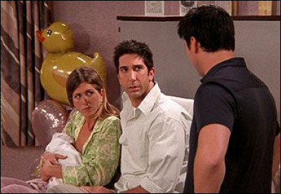 Épisode 1 : Celui qui navait demandé personne en mariage 
Qui surprend Monica et Chandler en train de faire lamour dans un placard de lhôpital ?