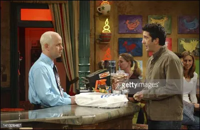 Épisode 2 : Celui qui acceptait sa mutation 
Où se blesse Ross en essayant de frapper Joey ?