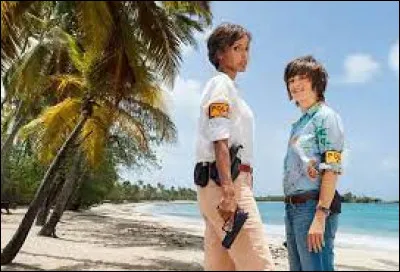 Sur quelle île d'outre-mer est tournée la série policière "Tropiques Criminels" diffusée sur France 2 ?