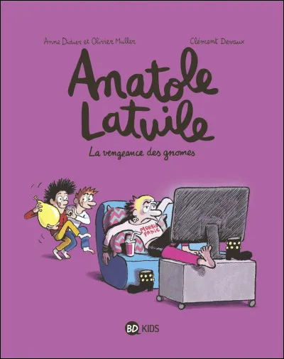 Qui est la fille qui regarde la télévision ?