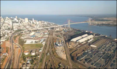 La capitale et plus grande ville est Maputo, au centre d'une agglomération de 2,7 millions d'habitants :