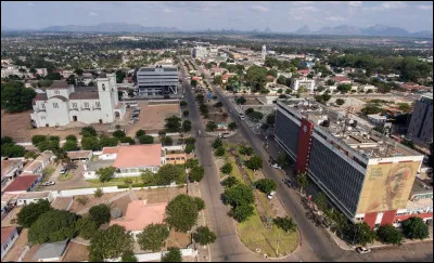 Les plus importantes villes, après la capitale, sont Nampula, la "capitale" du nord, et Beira :