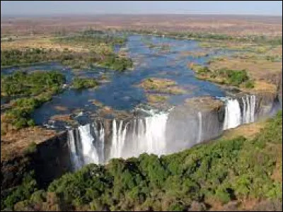 Le pays est bordé au sud par le fleuve Zambèze et au nord par l'extrémité du lac Tanganyika :