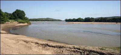 Le pays est bordé au nord par le fleuve Zambèze et au sud par le Limpopo qui le sépare de l'Afrique du sud :