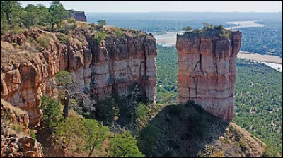 Avec 390 000 km², ce pays représente la moitié de la surface du précédent :