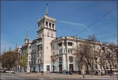 La ville ukrainienne de Marioupol port sur la mer d'Azov, a porté, de 1948 à 1989 le nom d'un dirigeant soviétique qui venait de disparaitre :