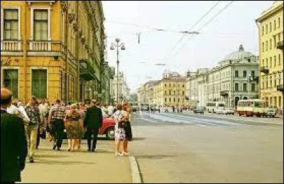 En quelle année l'ancienne capitale des Tsars Petrograd a-t-elle changé de nom pour devenir Léningrad (photo de la ville à l'époque soviétique) ?