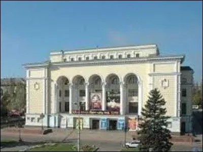 Une importante ville ukrainienne d'un million d'habitants, capitale officieuse de la région du Donbass, après s'être nommée Alexandrovka puis Iouzovka a pris le nom de Stalino en 1924. En 1961, elle reçoit son nom actuel au cours de la déstalinisation :