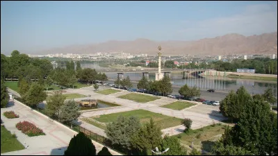 La ville de Khodjent, 180 000 habitants, fondée par Alexandre le Grand, traversée par le Syr Daria, s'est appelée Leninabad de 1936 à 1992 : dans quel pays se trouve-t-elle ?