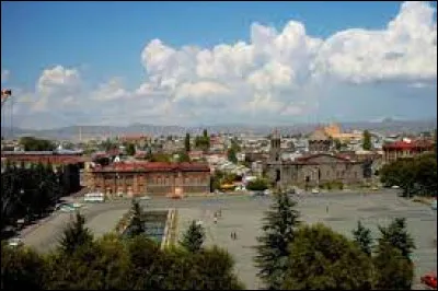 La ville actuelle de Gyumri, 120 000 habitants, avait été nommée Alexandropol sous l'Empire russe puis, en 1924, Léninakan. En 1991, elle retrouve son nom de Gyumri. Dans quel pays se trouve-t-elle ?