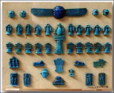 Tous les Égyptiens portaient des petits objets, qui protégeaient les vivants et les morts contre les maladies et les dangers de la vie sur terre et dans le royaume dOsiris. Quels sont-ils ?
